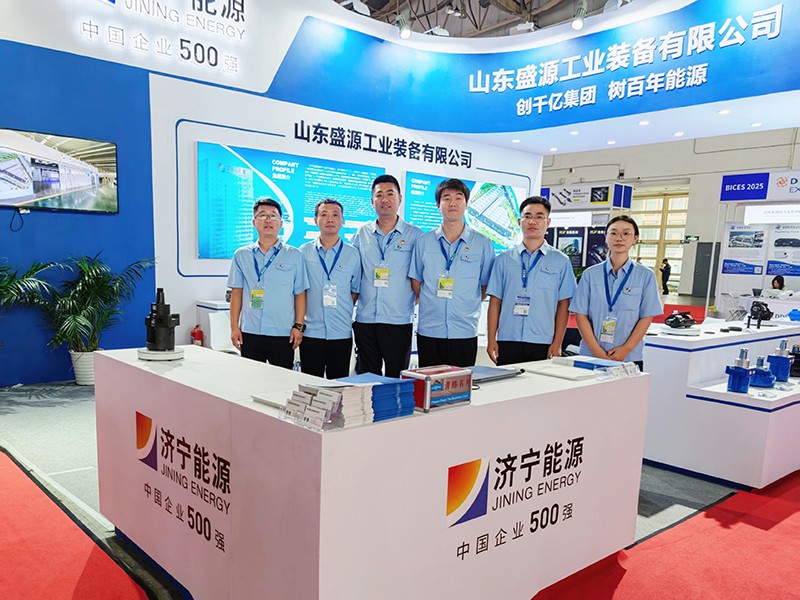 0923高端綠色 智慧未來(lái)丨山東盛源亮相第十七屆中國(guó)國(guó)際機(jī)械展覽會(huì)（張子?jì)梗?/></p><p>9月23日，第十七屆中國(guó)（北京）國(guó)際機(jī)械展覽會(huì)正式啟幕，盛源濟(jì)寧分公司攜多款核心產(chǎn)品亮相，憑借硬核技術(shù)實(shí)力迅速成為焦點(diǎn)，吸引眾多業(yè)內(nèi)人士與客戶駐足交流。</p><p>深耕液壓領(lǐng)域多年，盛源濟(jì)寧分公司始終以創(chuàng)新為引擎，以質(zhì)量為基石。此次展會(huì)公司重點(diǎn)推出內(nèi)曲線馬達(dá)與2.5K制動(dòng)回轉(zhuǎn)馬達(dá)，產(chǎn)品憑借獨(dú)特結(jié)構(gòu)設(shè)計(jì)與卓越性能表現(xiàn)，一經(jīng)展出便收獲客戶廣泛好評(píng)。</p><p>展會(huì)期間，團(tuán)隊(duì)不僅與現(xiàn)有客戶開(kāi)展深度技術(shù)研討，精 準(zhǔn)對(duì)接合作需求，更積極與新客戶搭建溝通橋梁，探索合作可能。通過(guò)面對(duì)面的高 效互動(dòng)，公司全面洞悉市場(chǎng)需求與行業(yè)發(fā)展趨勢(shì)，為后續(xù)技術(shù)研發(fā)與產(chǎn)品優(yōu)化積累了寶貴經(jīng)驗(yàn)。</p><p>此次參展，既是盛源濟(jì)寧分公司展示液壓領(lǐng)域新技術(shù)成果的窗口，更是強(qiáng)化品牌行業(yè)影響力的重要契機(jī)。未來(lái)，公司將繼續(xù)秉持“以市場(chǎng)為導(dǎo)向，以質(zhì)量求生存”的發(fā)展理念，持續(xù)推陳出新，以更高性能的液壓產(chǎn)品滿足市場(chǎng)與客戶的多樣化需求。</p><p>目前展會(huì)仍在火熱進(jìn)行中，盛源濟(jì)寧分公司誠(chéng)邀各界同仁蒞臨展臺(tái)，共話液壓技術(shù)發(fā)展未來(lái)，共探合作新機(jī)遇。</p><p>文/圖丨張子?jì)梗ㄊ⒃捶止荆?/p><div   id=